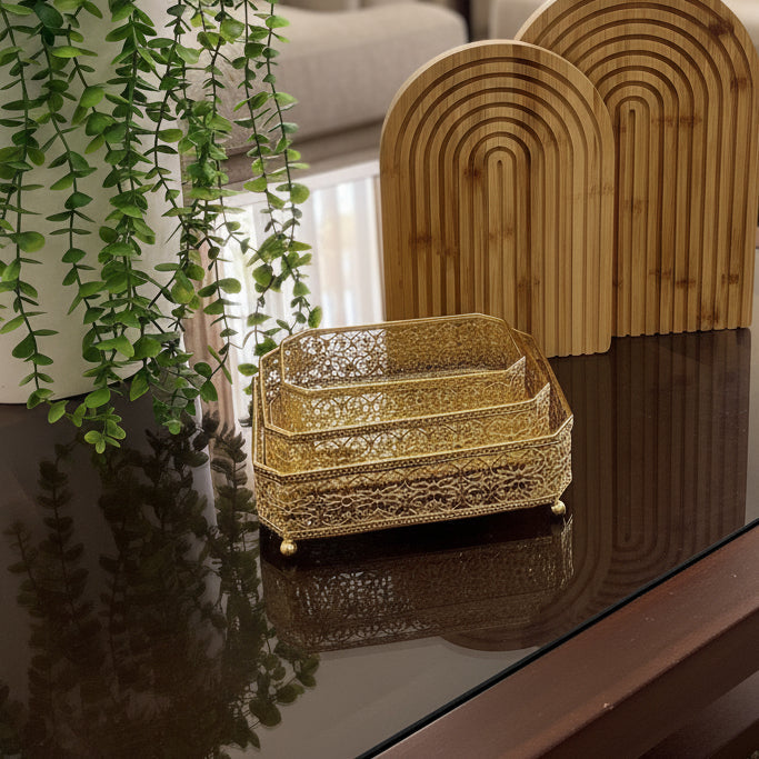 3 Ensemble de plateaux décoratifs en métal doré  avec fond miroir et bordure ajourée