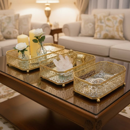 3 Ensemble de plateaux décoratifs en métal doré  avec fond miroir et bordure ajourée