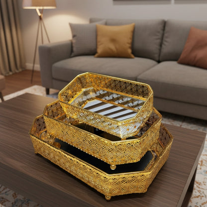 3 Ensemble de plateaux décoratifs en métal doré  avec fond miroir et bordure ajourée